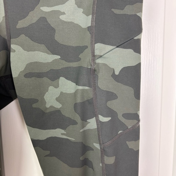 Athleta Green and Black Camo Contender 7/8 Tight Leggings Size Medium - Picture 5 of 10